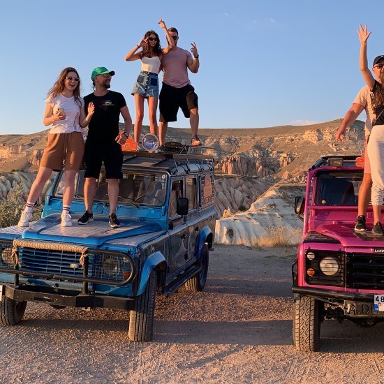 Cappadocia: Private Off-Road Jeep Sunset Trip with Drink